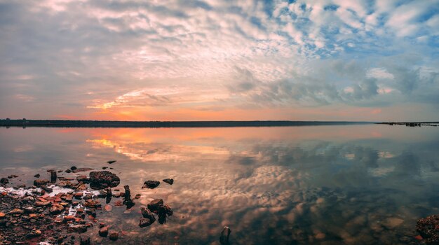 Panoramiczny Widok Na Słone Jezioro O Zachodzie Słońca