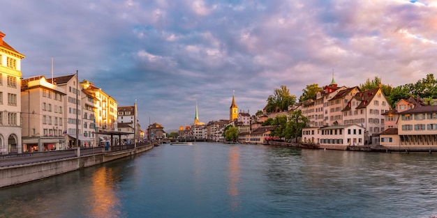 Panoramiczny Widok Na Słynną Fraumunster I Kościół św Piotra I Limmat Rzeki O Zachodzie Słońca Na Starym Mie...