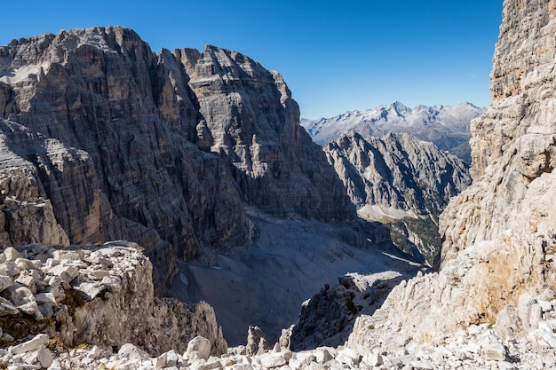 Panoramiczny widok na słynne szczyty Dolomitów Brenta Trentino Włochy