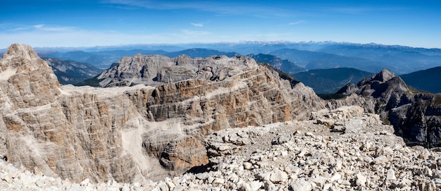 Panoramiczny widok na słynne szczyty Dolomitów Brenta Trentino Włochy