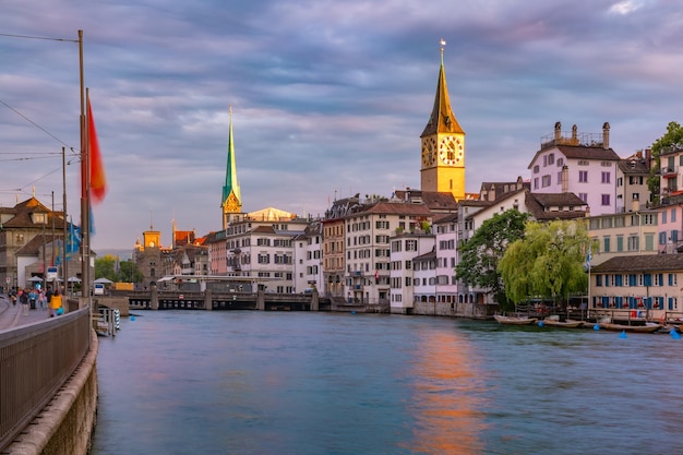 Panoramiczny widok na słynny Fraumunster i kościół św Piotra i rzekę Limmat o zachodzie słońca na Starym Mieście w Zurychu, największym mieście w Szwajcarii