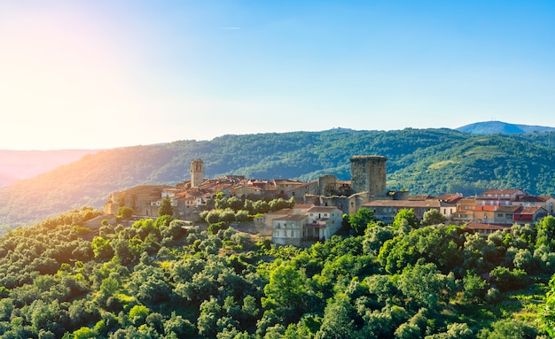 Panoramiczny widok na średniowieczną wioskę Miranda de Castañar w Sierra de Francia w Hiszpanii.