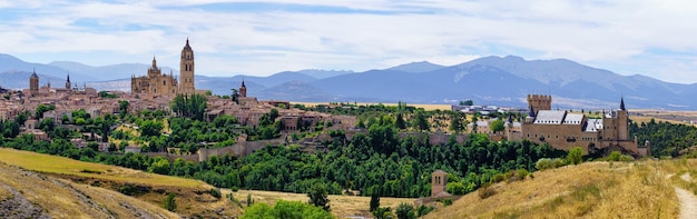 Panoramiczny Widok Na średniowieczne Miasto Segovia Z Jego Starymi Budynkami I Górami Navacerrada W Tle