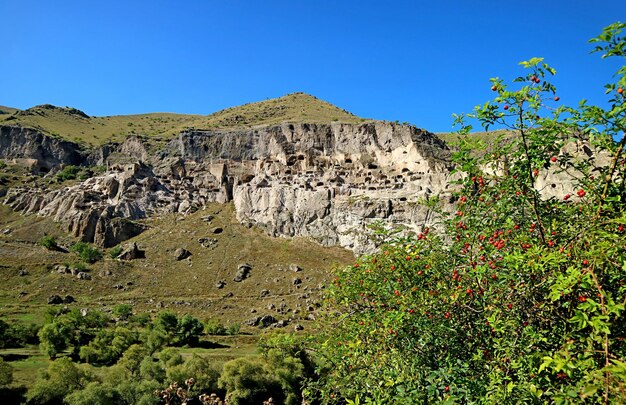 Panoramiczny widok na średniowieczny klasztor jaskiniowy Vardzia w Gruzji