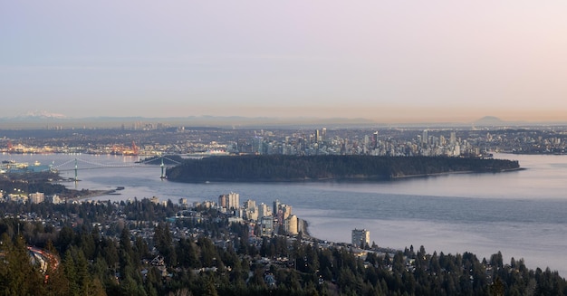 Panoramiczny widok na śródmieście Vancouver Most Stanley Park Lions Gate Bridge