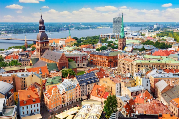 Panoramiczny widok na stare miasto Ryga, Łotwa z wieży kościoła św Piotra. Słoneczny letni dzień.