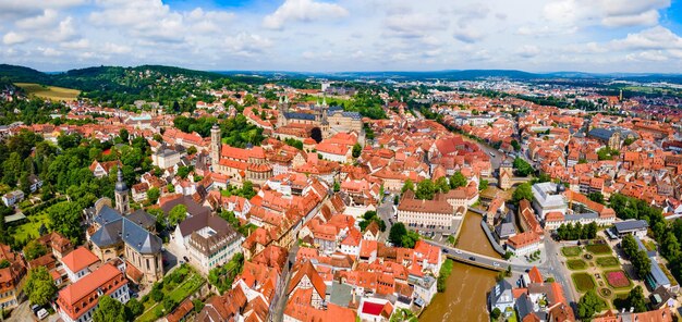 Zdjęcie panoramiczny widok na stare miasto w bambergu bamberg to miasto nad rzeką regnitz w górnej frankonii, w bawarii w niemczech