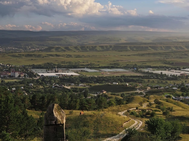 Zdjęcie panoramiczny widok na starożytne góry i przedmieścia kurortu kisłowodzk. kaukaz
