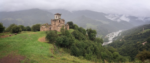 Panoramiczny widok na starożytny klasztor na szczycie góry na Kaukazie w Rosji.