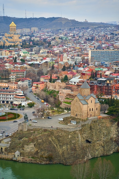 Panoramiczny widok na Tbilisi, stolicę Gruzji ze starym miastem i nowoczesną architekturą.