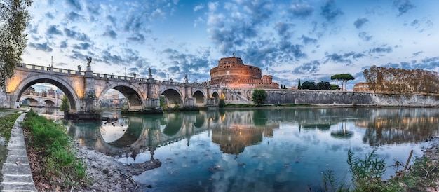 Panoramiczny widok na twierdzę Castel SantAngelo w Rzymie, Włochy