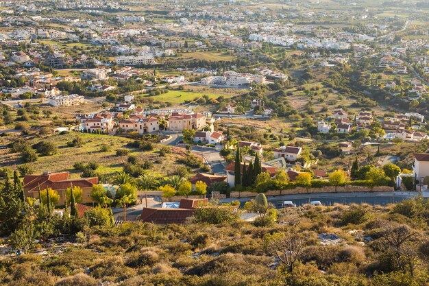 Panoramiczny widok na wieś na Cyprze.