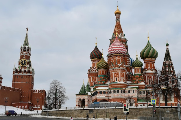 Panoramiczny widok na wieżę Spasskaya Kremla Moskiewskiego i Sobór Wasyla Błogosławionego 11 lutego 2022 r. Moskwa Rosja