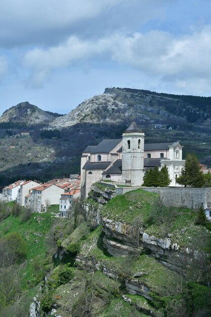 Panoramiczny widok na wioskę Capracotta w Molise we Włoszech