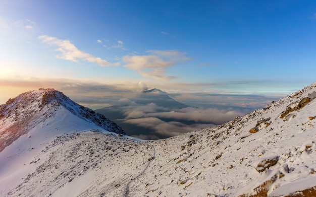 Panoramiczny widok na wulkan iztaccihuatl w tle wulkan popocatepetl w meksyku