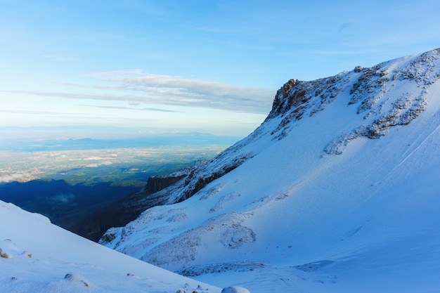 Panoramiczny widok na wulkan popocatepetl w Meksyku