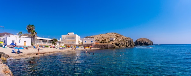 Panoramiczny widok na wybrzeże Isleta del Moro w naturalnym parku Cabo de Gata, Nijar, Andaluzja. Hiszpania, Morze Śródziemne