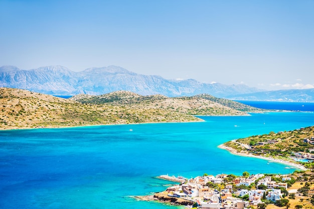 Panoramiczny widok na wybrzeże morskie z turkusową wodą. Wschodnie wybrzeże wyspy Kreta, Grecja.