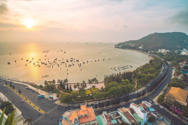 Panoramiczny widok na wybrzeże Vung Tau z góry z falami linia brzegowa ulice góry kokosowe