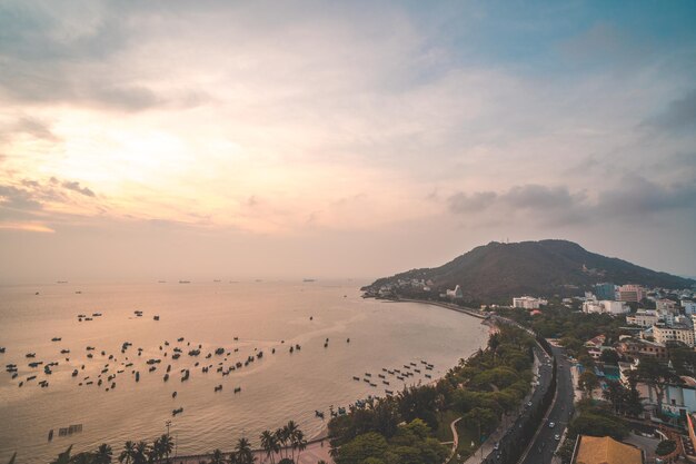 Panoramiczny widok na wybrzeże Vung Tau z góry z falami linia brzegowa ulice góry kokosowe