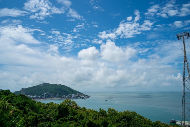 Panoramiczny widok na wybrzeże Vung Tau z góry z falami wybrzeża ulice palmy kokosowe