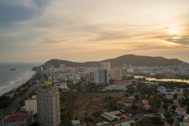 Panoramiczny widok na wybrzeże Vung Tau z góry z falami wybrzeża ulice palmy kokosowe