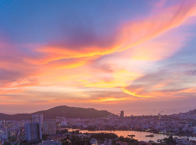 Panoramiczny widok na wybrzeże Vung Tau z góry z falami wybrzeża ulice palmy kokosowe