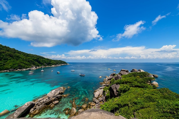 Panoramiczny widok na wyspę Koh8 Similan z białą chmurą, błękitnym niebem i czystą wodą