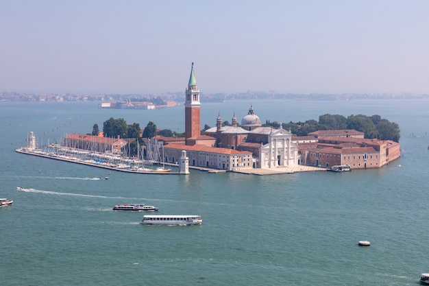 Panoramiczny widok na wyspę San Giorgio Maggiore z dzwonnicy św. Marka. Krajobraz letniego dnia i słonecznego błękitnego nieba