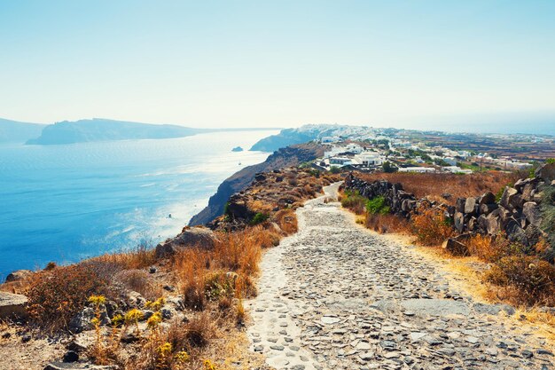 Panoramiczny widok na wyspę Santorini, Grecja. Letni krajobraz, widok na morze