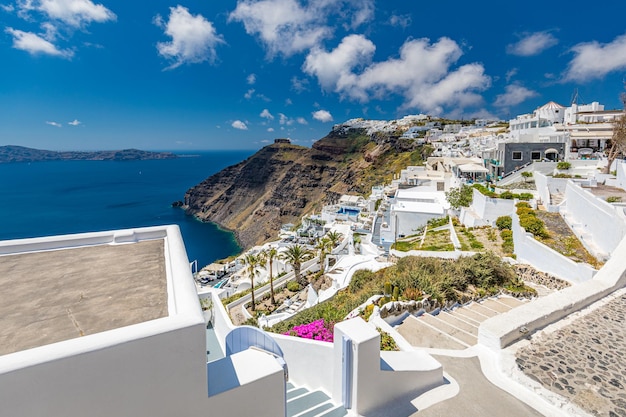 Panoramiczny widok na wyspę Santorini, Grecja. Luksusowy hotel z widokiem na morze. Znany cel podróży