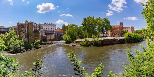 Panoramiczny widok na wyspę Tyber lub Isola Tiberina w słoneczny dzień, Rzym, Włochy