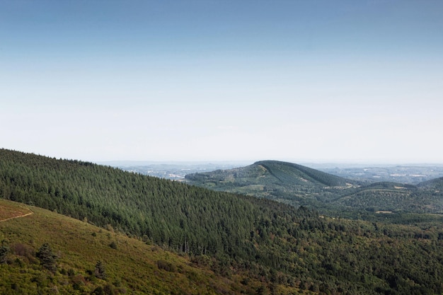 Panoramiczny widok na wzgórza i lasy