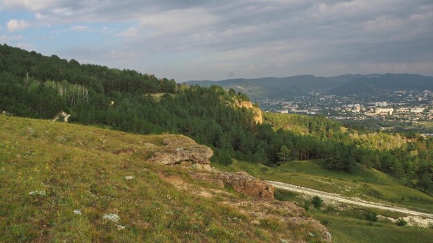 Panoramiczny widok na zachód słońca z wysokości przedmieść Kisłowodzka Północnego Kaukazu, Rosja.