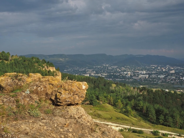 Panoramiczny widok na zachód słońca z wysokości przedmieść Kisłowodzka Północnego Kaukazu, Rosja.