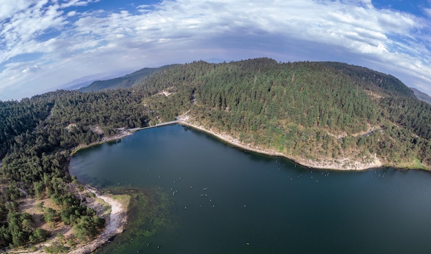 Zdjęcie panoramiczny widok na zaporę iturbide w środku lasu w słoneczny dzień w meksyku