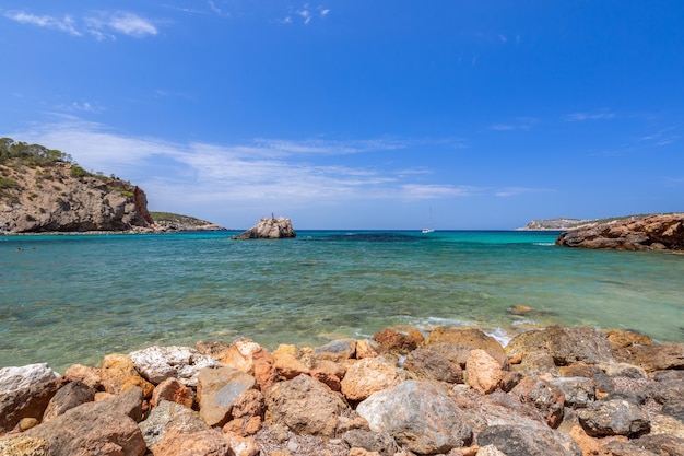 Panoramiczny widok na zatokę Cala Xarraca