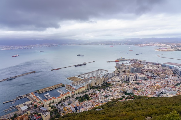 Panoramiczny widok na zatokę Gibraltarską z miastem u podnóża góry, portem i hiszpańskim wybrzeżem w tle