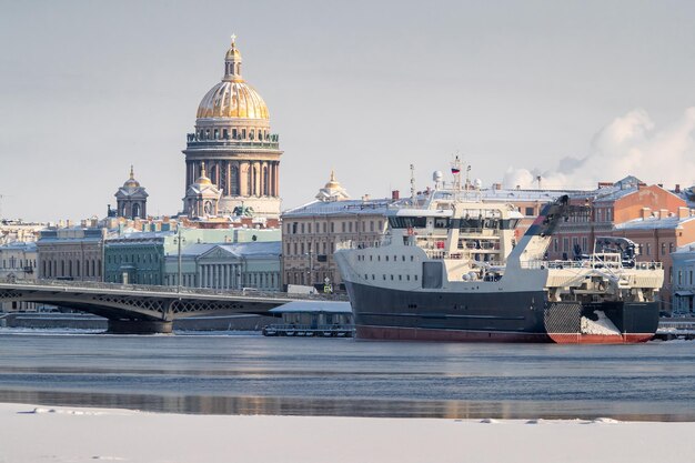 Panoramiczny widok na zimowe miasto sanktpetersburg duży statek zacumowany w pobliżu mostu blagoveshchensky w...