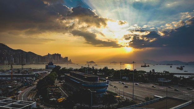 Panoramiczny widok nadbrzeżnego miasta na chmurnym niebie podczas zachodu słońca