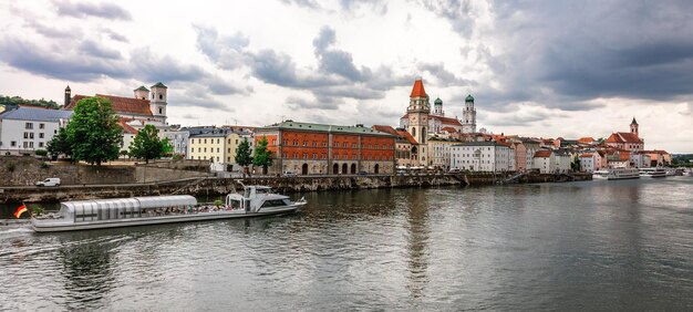 Zdjęcie panoramiczny widok pasau z powietrza na panoramę starego miasta z pięknym odbiciem w rzece dunaju