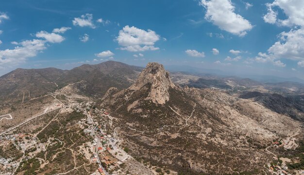 Zdjęcie panoramiczny widok pena de bernal u podnóża góry miasto bernal w queretaro, meksyk