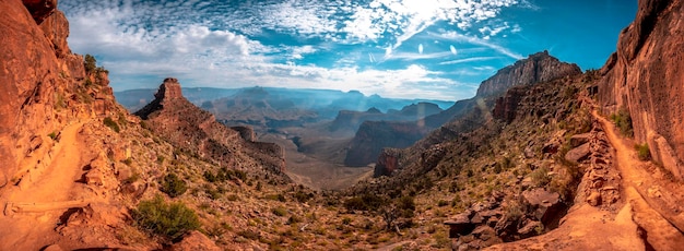 Panoramiczny widok pięknego zejścia z Wielkiego Kanionu South Kaibab Trailhead