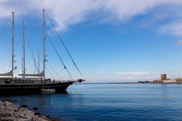Panoramiczny widok pięknych jachtów stojących w porcie w porcie Rodos w Grecji