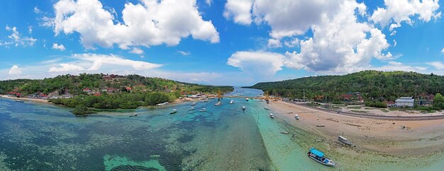 Zdjęcie panoramiczny widok plaży na tle nieba