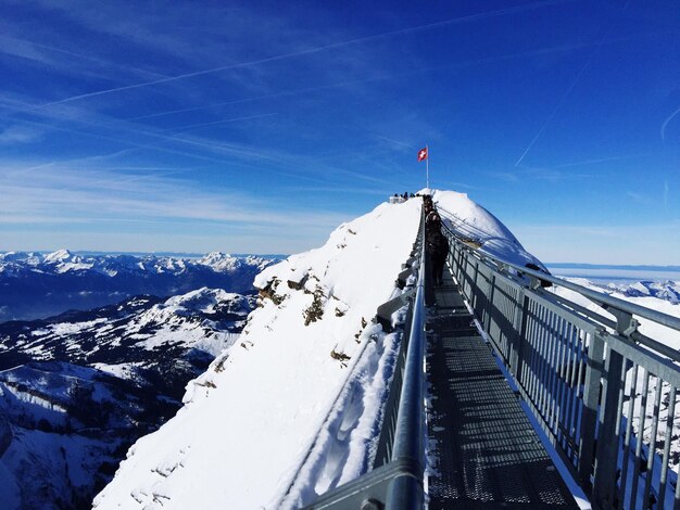 Zdjęcie panoramiczny widok pokrytych śniegiem gór na tle niebieskiego nieba