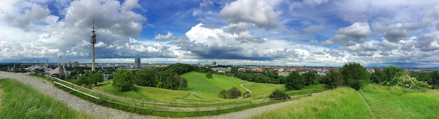 Panoramiczny widok pola na chmurnym niebie