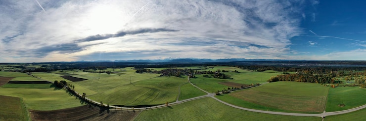 Zdjęcie panoramiczny widok pola rolniczego na tle nieba