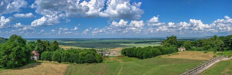 Zdjęcie panoramiczny widok pola rolniczego na tle nieba