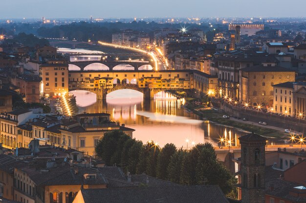 Panoramiczny widok Ponte Vecchio we Florencji o zmierzchu